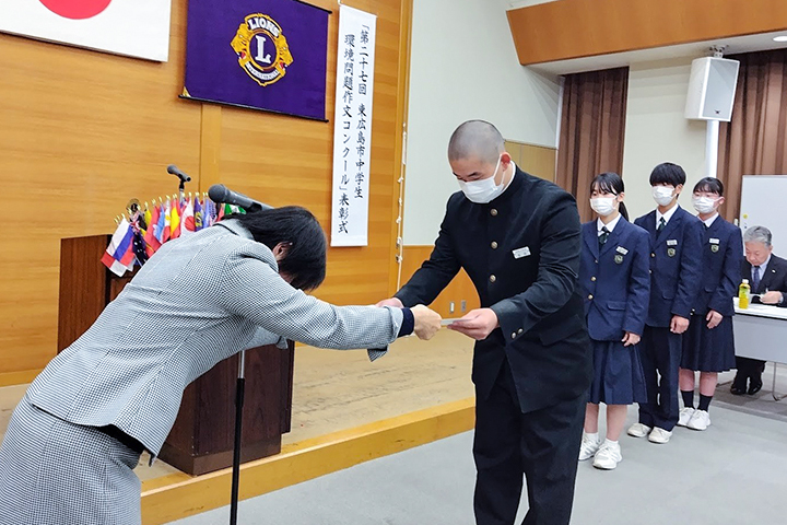 島崎会長（左）から表彰状を受け取る生徒